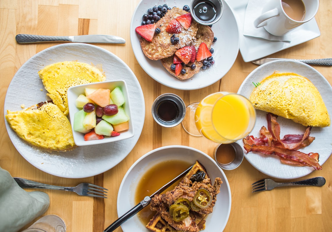 Protein-rich breakfast bowl with eggs and whole grains